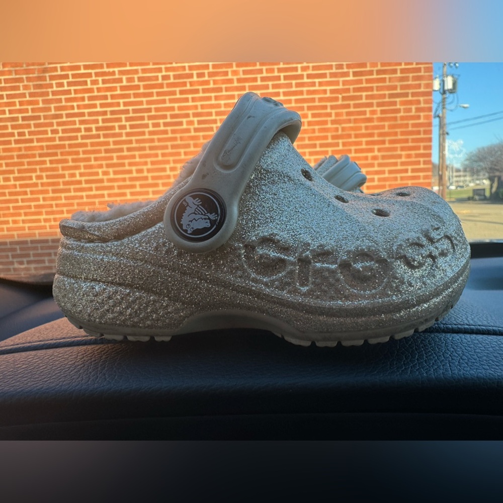 CROCS Little Girl’s Golden Clogs With Lining Size 6 glittery sparkly feminine - Picture 3 of 6
